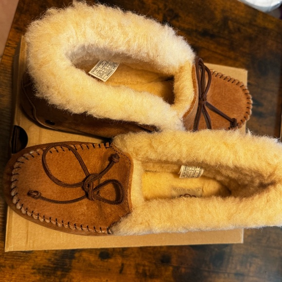Brand new UGGS ALENA slippers - Picture 3 of 5